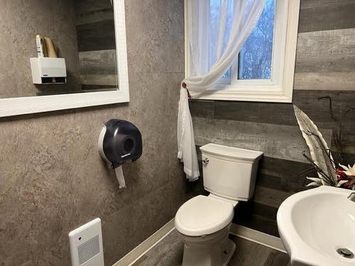 Powder room - 31 Ch. Ontario, Notre-Dame-Du-Nord, QC - Indoor Photo Showing Bathroom
