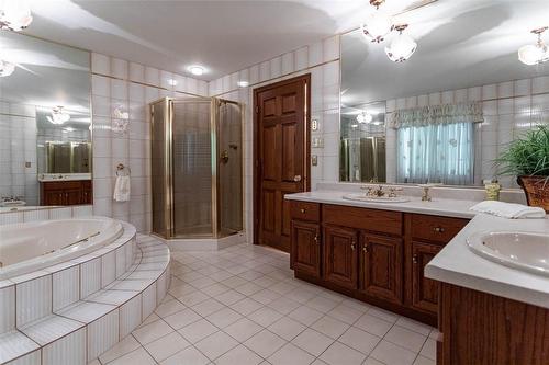 87 Jones Road, Stoney Creek, ON - Indoor Photo Showing Bathroom