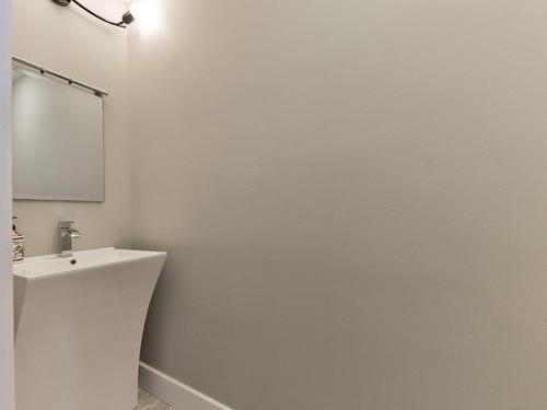 Powder room - 2200 Rue Gardenvale, Saint-Bruno-De-Montarville, QC - Indoor Photo Showing Bathroom