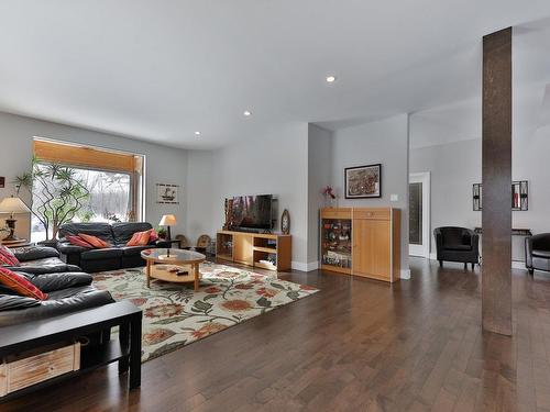 Living room - 2200 Rue Gardenvale, Saint-Bruno-De-Montarville, QC - Indoor Photo Showing Living Room