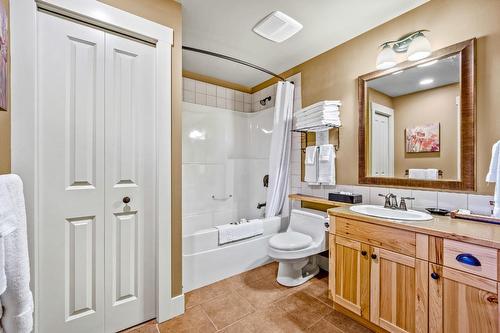 223 - 16310 Woolgar Road, Crawford Bay, BC - Indoor Photo Showing Bathroom