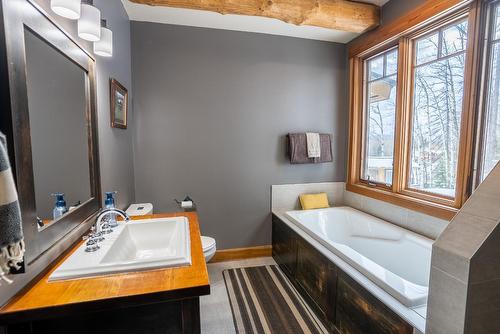6016 Cunliffe Road, Fernie, BC - Indoor Photo Showing Bathroom