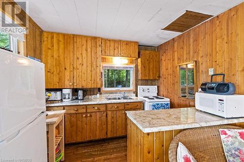 70 Big Tub Road, Tobermory, ON - Indoor Photo Showing Kitchen