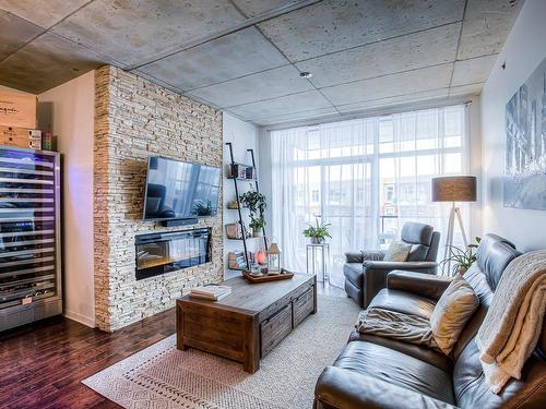 Living room - 407-3185 Boul. De La Gare, Vaudreuil-Dorion, QC - Indoor Photo Showing Living Room With Fireplace