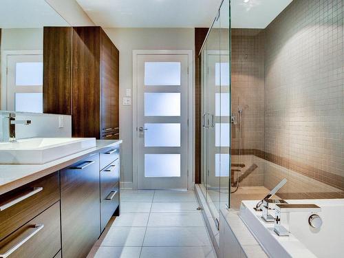 Salle de bains attenante Ã  la CCP - L315-2100 Av. Terry-Fox, Laval (Chomedey), QC - Indoor Photo Showing Bathroom