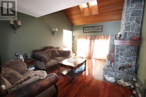 12 Collier Place, Tumbler Ridge, BC - Indoor Photo Showing Living Room