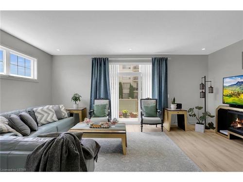 96-3025 Singleton Avenue, London, ON - Indoor Photo Showing Living Room
