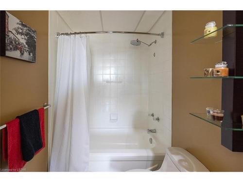 705-521 Riverside Drive, London, ON - Indoor Photo Showing Bathroom