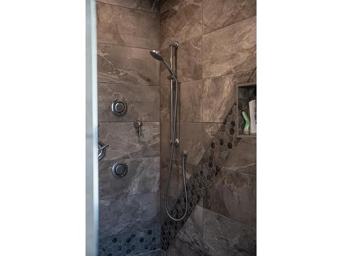 2977 Upper Levels Road, Castlegar, BC - Indoor Photo Showing Bathroom