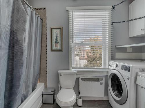 Bathroom - 366  - 368 Rue Racine, Québec (La Haute-Saint-Charles), QC - Indoor Photo Showing Laundry Room