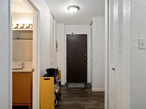 101-1600 Dufferin Cres, Nanaimo, BC - Indoor Photo Showing Other Room