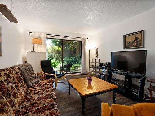 101-1600 Dufferin Cres, Nanaimo, BC - Indoor Photo Showing Living Room
