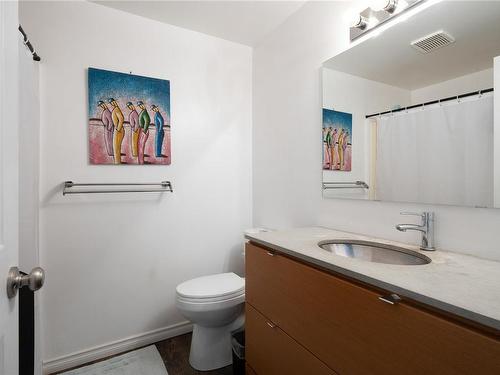 101-1600 Dufferin Cres, Nanaimo, BC - Indoor Photo Showing Bathroom