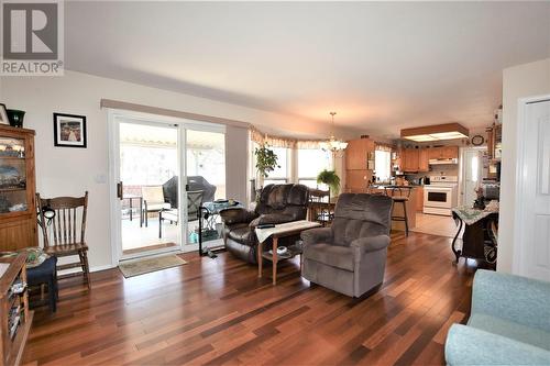 536-537 Loon Avenue, Vernon, BC - Indoor Photo Showing Living Room