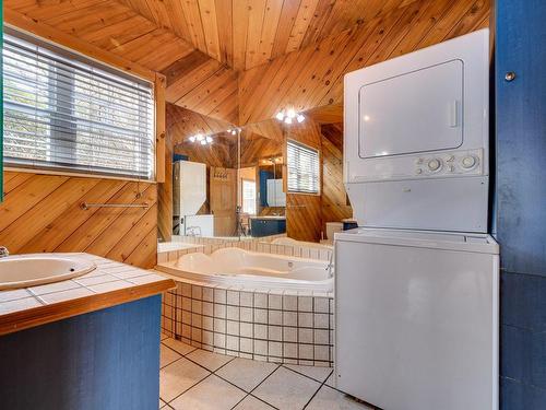 Salle de bains - 6884 Rue De La Rivière, Val-Morin, QC - Indoor Photo Showing Laundry Room