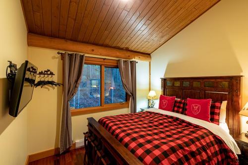 2065 Mcmurdo Road, Golden, BC - Indoor Photo Showing Bedroom