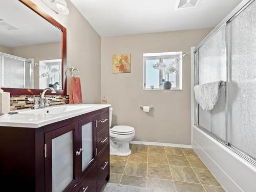 74 Lodge Drive, Clearwater, BC - Indoor Photo Showing Bathroom