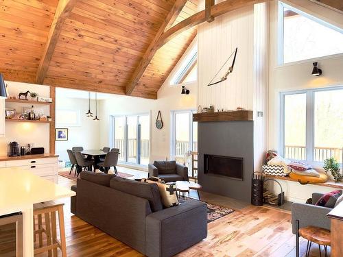 Salon - 580 Ch. Des Glissades, Mont-Tremblant, QC - Indoor Photo Showing Living Room With Fireplace