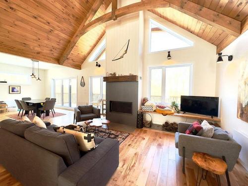 Overall view - 580 Ch. Des Glissades, Mont-Tremblant, QC - Indoor Photo Showing Living Room With Fireplace