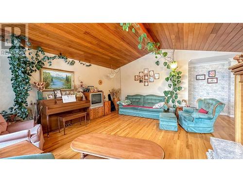 1225 Mountain Avenue, Kelowna, BC - Indoor Photo Showing Living Room
