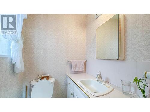 1225 Mountain Avenue, Kelowna, BC - Indoor Photo Showing Bathroom