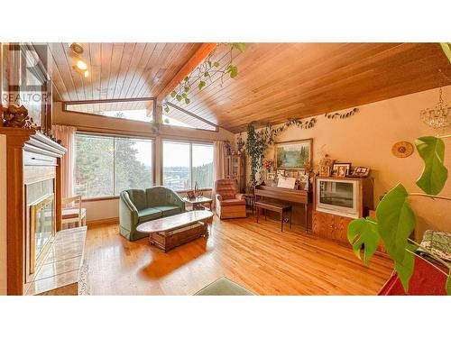 1225 Mountain Avenue, Kelowna, BC - Indoor Photo Showing Living Room