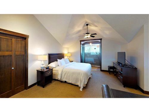 735 E2 - 700 Bighorn Boulevard, Radium Hot Springs, BC - Indoor Photo Showing Bedroom