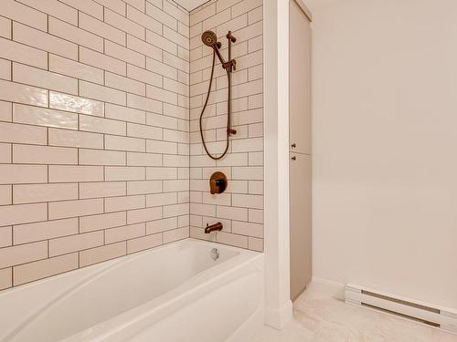 Salle de bains - Rue Des Faucons, Saint-Colomban, QC - Indoor Photo Showing Bathroom