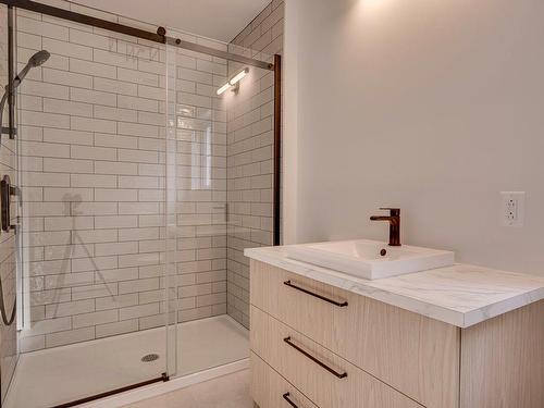 Salle de bains attenante Ã  la CCP - Rue Des Faucons, Saint-Colomban, QC - Indoor Photo Showing Bathroom