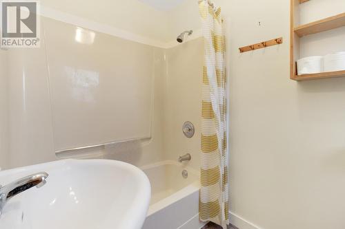 6046 Lakeview Road, Chase, BC - Indoor Photo Showing Bathroom