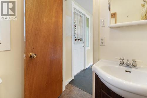 6046 Lakeview Road, Chase, BC - Indoor Photo Showing Bathroom