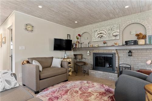 11 Great Lake Lane, Selkirk, ON - Indoor Photo Showing Living Room With Fireplace