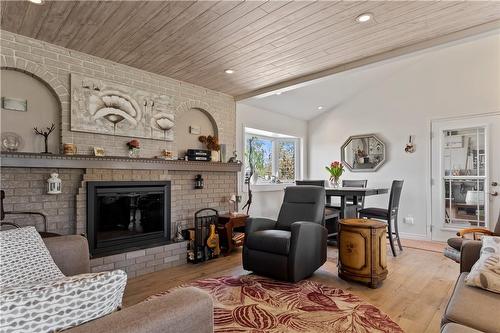 11 Great Lake Lane, Selkirk, ON - Indoor Photo Showing Living Room With Fireplace
