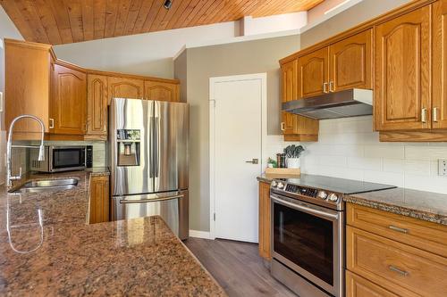 2136 Panorama Drive, Panorama, BC - Indoor Photo Showing Kitchen With Double Sink