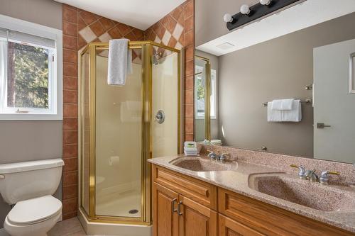 2136 Panorama Drive, Panorama, BC - Indoor Photo Showing Bathroom