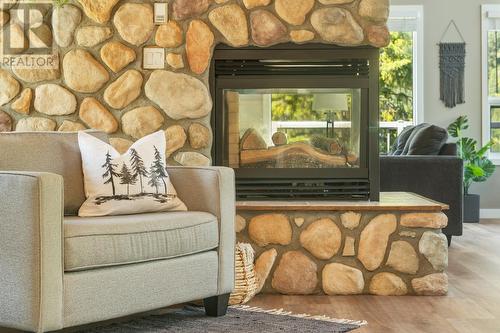 2136 Panorama  Drive, Panorama, BC - Indoor Photo Showing Living Room