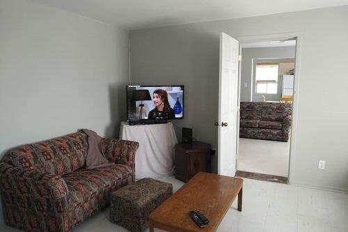 Living room - 633  - 635 1Re Rue, Murdochville, QC - Indoor Photo Showing Living Room