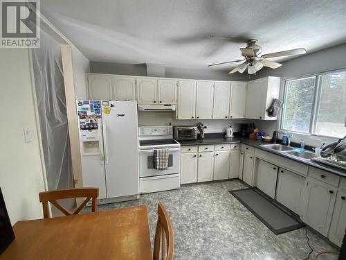 323 Crooked River Crescent, Mackenzie, BC - Indoor Photo Showing Kitchen