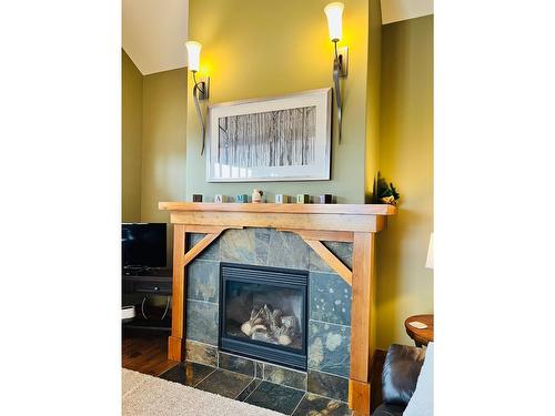 27 - 2598 Mountainview Crescent, Invermere, BC - Indoor Photo Showing Living Room With Fireplace