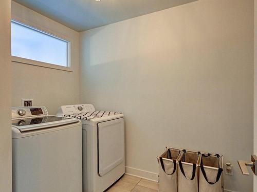 Salle de lavage - 8944 Rue Magloire-Lavallée, Mirabel, QC - Indoor Photo Showing Laundry Room