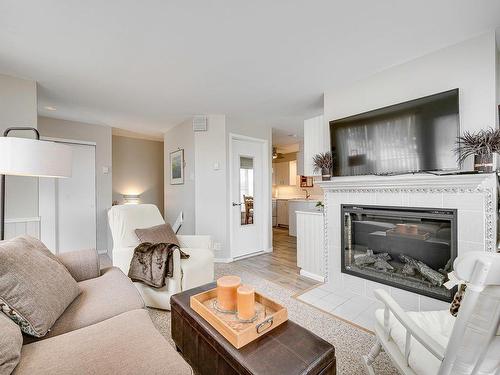 Living room - 931 Ch. Des Éperviers, Piedmont, QC - Indoor Photo Showing Living Room With Fireplace