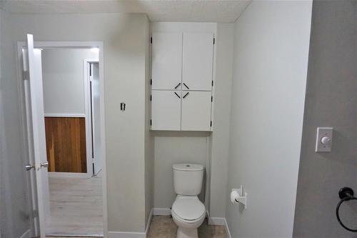4950 Burns Avenue, Canal Flats, BC - Indoor Photo Showing Bathroom