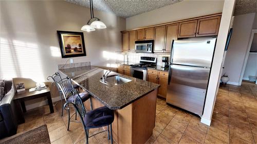 415 O2 - 400 Bighorn Boulevard, Radium Hot Springs, BC - Indoor Photo Showing Kitchen With Stainless Steel Kitchen