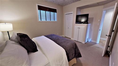 415 O2 - 400 Bighorn Boulevard, Radium Hot Springs, BC - Indoor Photo Showing Bedroom