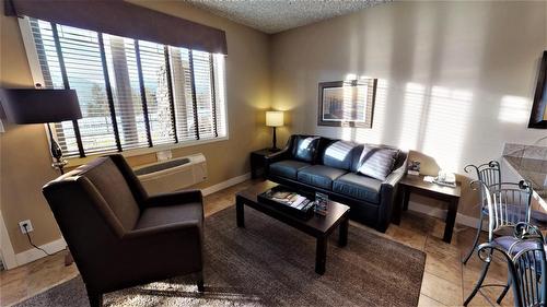 415 O2 - 400 Bighorn Boulevard, Radium Hot Springs, BC - Indoor Photo Showing Living Room