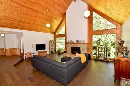 2403 Caughlin Road, Fruitvale, BC - Indoor With Fireplace