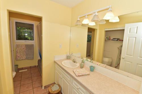 2403 Caughlin Road, Fruitvale, BC - Indoor Photo Showing Bathroom