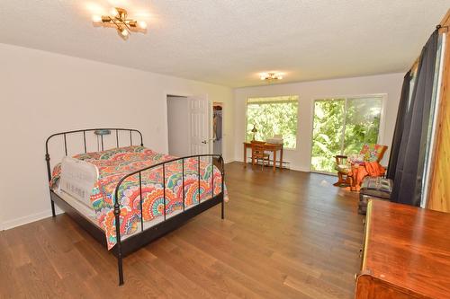 2403 Caughlin Road, Fruitvale, BC - Indoor Photo Showing Bedroom