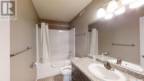 712 713  714  716 Columbia Avenue, Kerrobert, SK - Indoor Photo Showing Bathroom