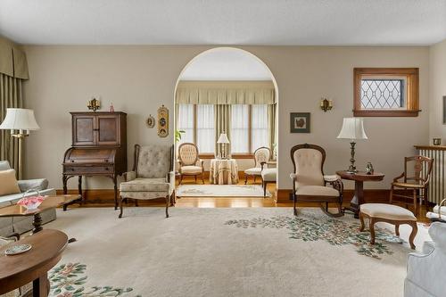 320 Alder Street W, Dunnville, ON - Indoor Photo Showing Living Room